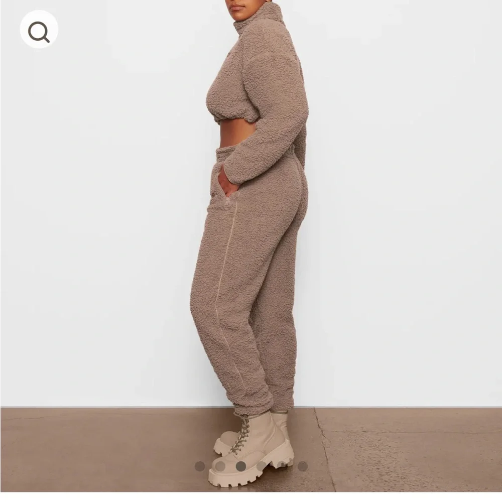 SKIMS teddy jogger in color desert - medium NWT - Picture 3 of 5